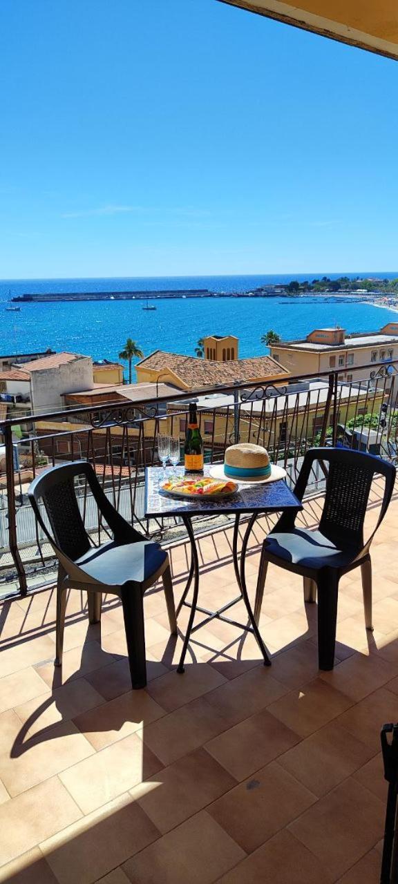 A Casa Dei Nonni Apartment Giardini Naxos Bagian luar foto