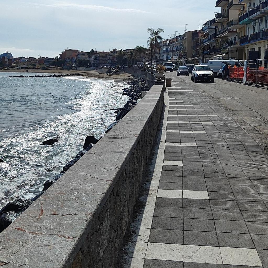 A Casa Dei Nonni Apartment Giardini Naxos Bagian luar foto