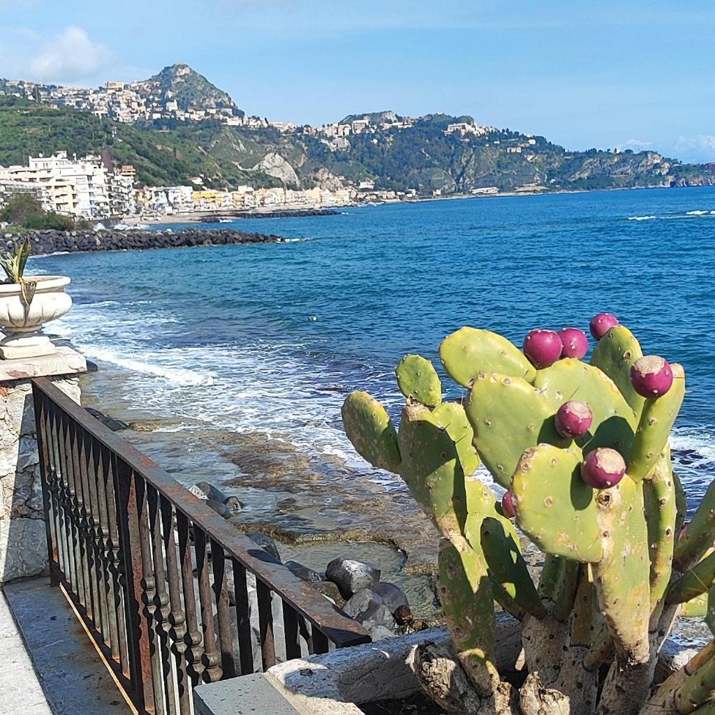 A Casa Dei Nonni Apartment Giardini Naxos Bagian luar foto